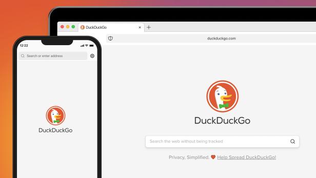 DuckDuckGo-Startseite auf Smartphone und Laptop mit Suchleiste und Logo.