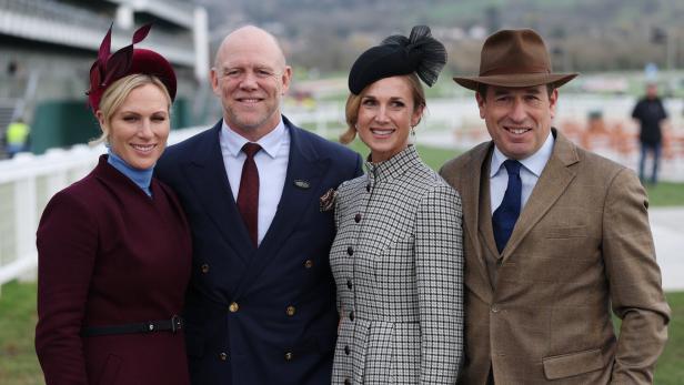 Zara Tindall und Mike Tindall posieren in eleganter Kleidung mit Peter Phillips und Harriet Sperling für ein Foto.