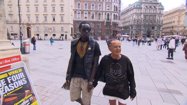 Uschi und Oumzy spazieren Hand in Hand durch die Wiener Innenstadt.