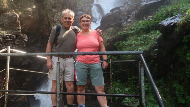 Ärztin Gabriele Leister mit ihrem Stammzellspender beim Wandern. 