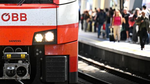 Zug in bahnhof
