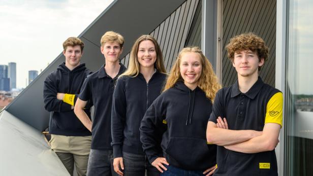 Die ersten ÖSV-Athleten als Postler: Felix Endstrasser, Niklas Bachlinger, Hannah Wiegele, Meghann Wadsak, Johannes Pölz (von links)