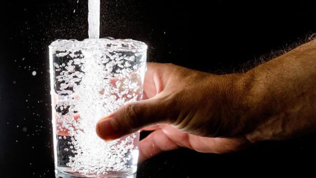 Glas Wasser in Hand.