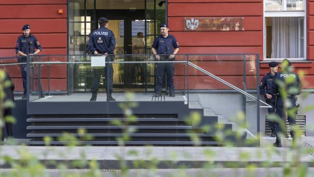 Vor dem Landesgericht Klagenfurt stehen mehrere Polizisten in Uniform.