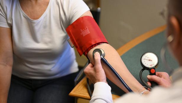 ++ THEMENBILD ++ ARZT / ÄRZTE / KRANKHEIT / GESUNDHEIT / UNTERSUCHUNG / ÜBERWEISUNG / DIAGNOSE / BEHANDLUNG / PATIENT / ÖGK