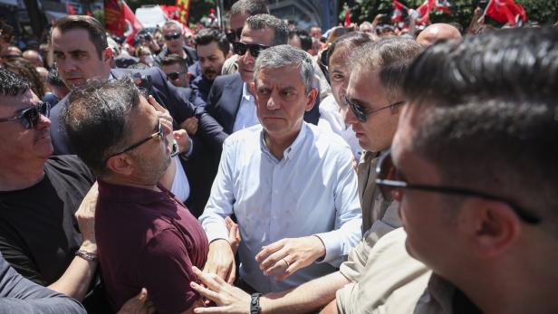 Ousted Turkish opposition leader holds rally in Izmir