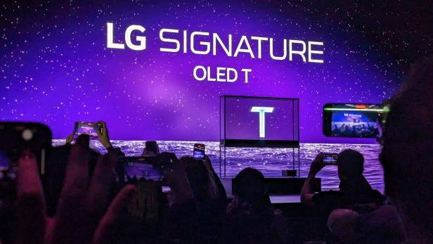 Zuschauer filmen die Präsentation des LG Signature OLED T Fernsehers.