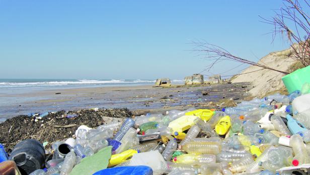 Über die Flüsse gelangt das Plastik ins Meer und verschmutzt letztendlich Strände am anderen Ende der Welt