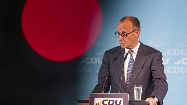 Friedrich Merz spricht am Rednerpult mit CDU-Logo vor blauem Hintergrund.