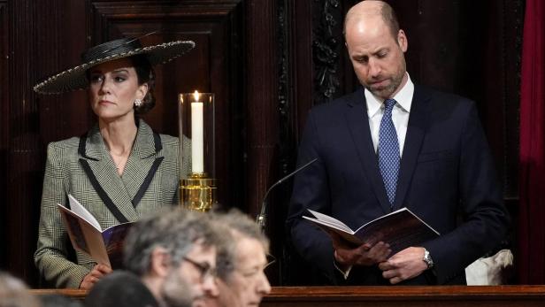 Kate und William lesen in einer Kirche in ihren Heften.