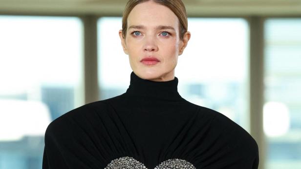  Natalia Vodianova mit blonden Haaren trägt ein schwarzes Oberteil mit einem herzförmigen Strassmuster.