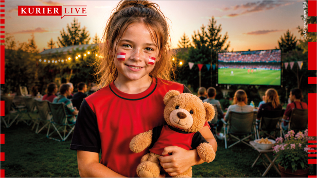 Ein Mädchen mit aufgemalter Österreichfahne im Gesicht hält einen Teddybären, im Hintergrund ist das Public Viewing eines Fußballspiels zu sehen mit Gartenstühlen und Videowall