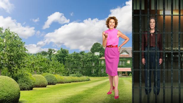 Adele Neuhauser in Pink steht fröhlich im Garten, daneben steht eine ernste Frau hinter Gefängnisgittern.