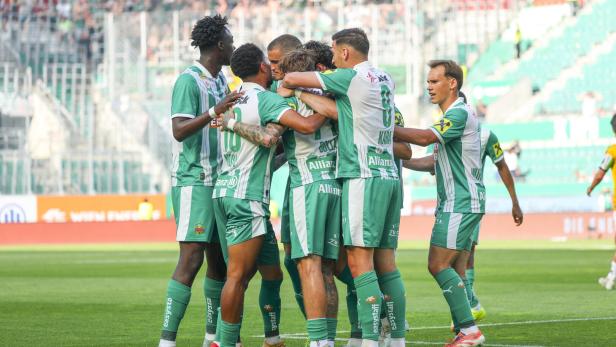 Rapidler jubeln nach dem Sieg gegen Ried.