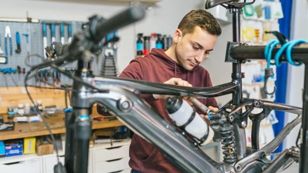 Fahrrad wird für die Saison vorbereitet