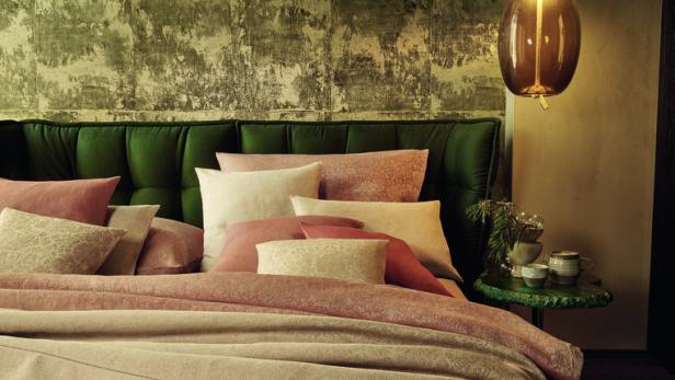 Schlafzimmer mit schöner Bettwäsche aus Leinen