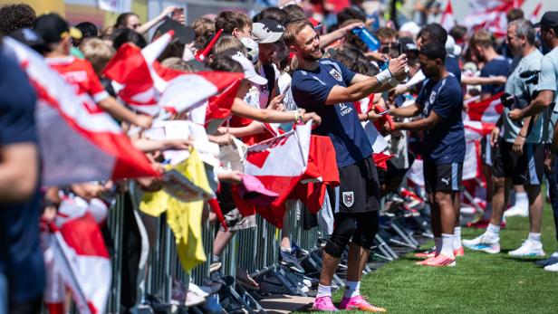 Doppelpass: Spieler und Fans hatten auf dem ÖFB-Campus ihre Freude.  