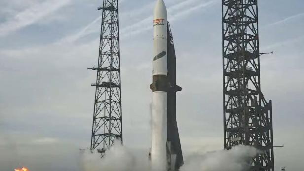 TOPSHOT-US-SPACE-ROCKETS