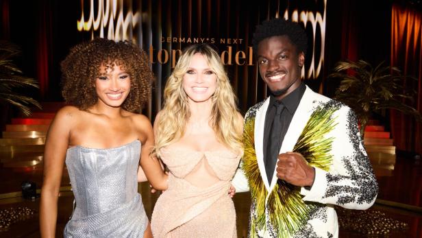Aurélie, Heidi Klum, Ibo lächeln in eleganter Abendmode in die Kamera.