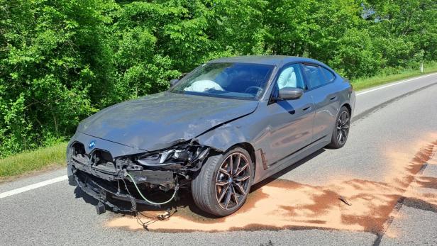 Ein stark beschädigter BMW mit ausgelöstem Airbag steht nach dem tödlichen Unfall auf der B18 bei Kaumberg am Straßenrand.