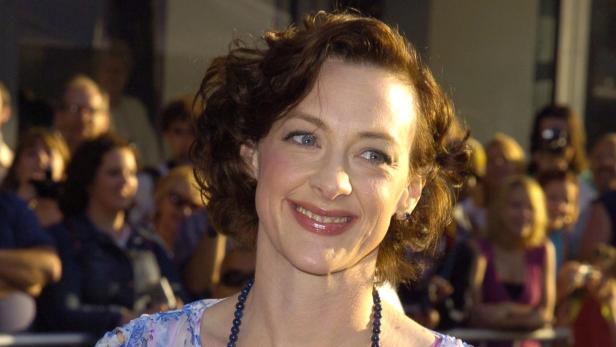 Joan Cusack in einem geblümten Kleid bei einem Hollywood-Event