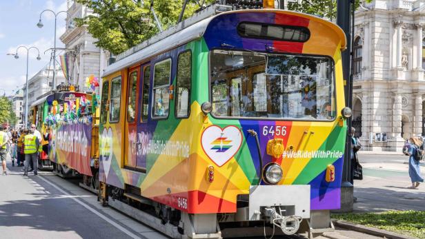 Pride-Regenbogen-Straßenbahn