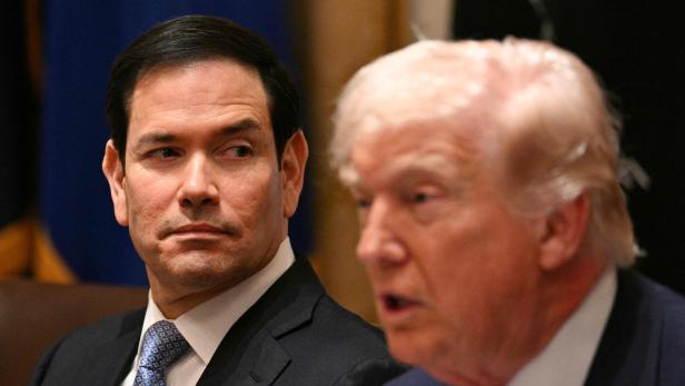 Donald Trump spricht, während Marco Rubio aufmerksam zur Seite blickt.