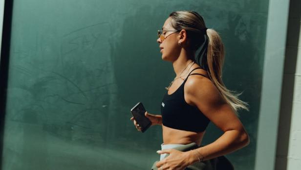 Influencerin und Mentaltrainerin Ana-Maria Doss beim Joggen in Wien