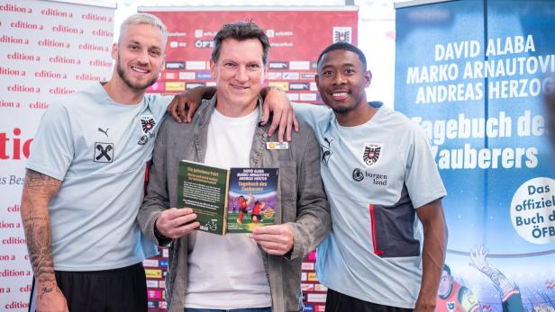 Andreas Herzog posiert mit Marko Arnautovic, David Alaba und Kinderbuch.