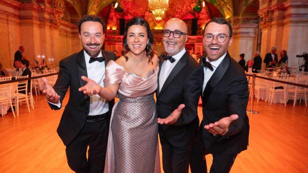 Die Familie Barbaro fröhlich im Ballsaal