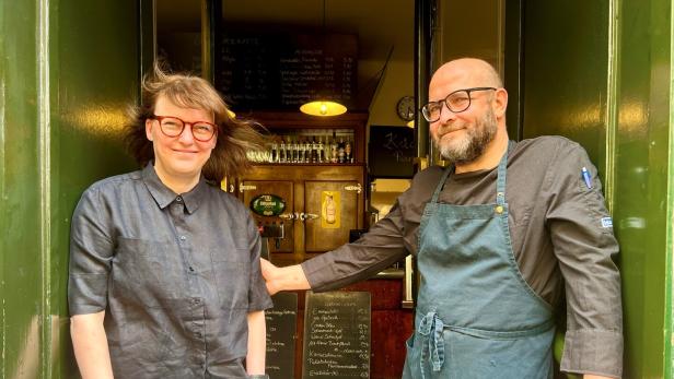 Barbara und Ingobert Könczöl vor "Heidingers Gasthaus".