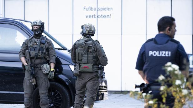 Einsatzkräfte der Cobra und der Polizei