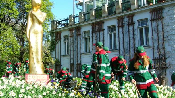 Zeigt Mitarbeiter vor Stadtgartenzentrale.