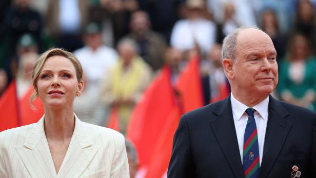 Fürst Albert II. und Fürstin Charlène von Monaco vor unscharfem Publikum.