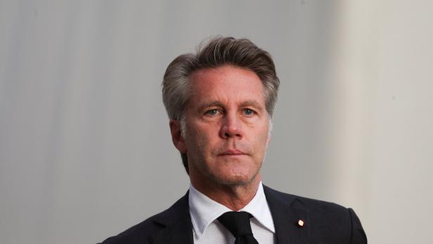 Emanuele Filiberto di Savoia mit grau meliertem Haar und dunklem Anzug blickt ernst in die Kamera.
