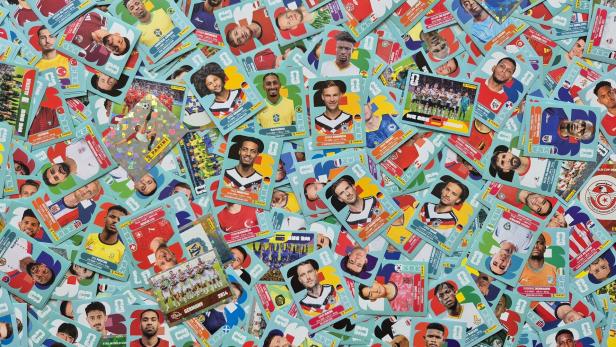 Viele verschiedene Fußball-Sammelbilder mit Spielern, Teams und Logos liegen übereinander.