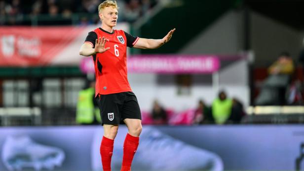 Nicolas Seiwald versucht beruhigend auf seine Mitspieler einzuwirken.