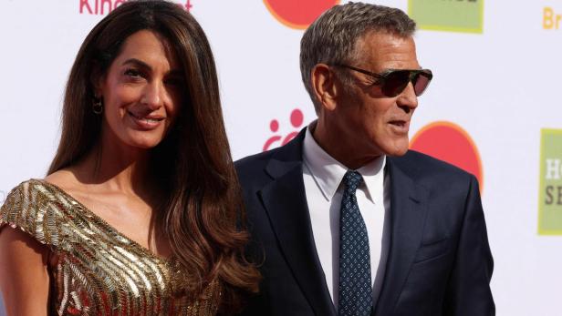 Amal und George Clooney schick gekleidet auf dem roten Teppich.