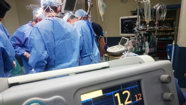 Mehrere Ärzte in einem OP-Saal