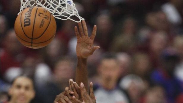 Ein Basketball unter einem Korb.