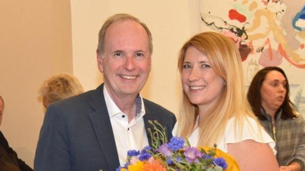 Eine Frau und ein Mann mit Blumenstrauß