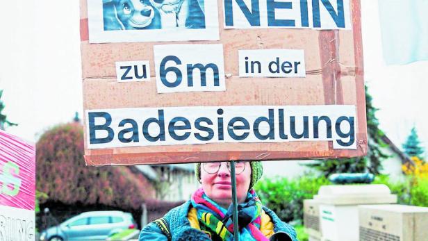 Protestierende Siedlerin