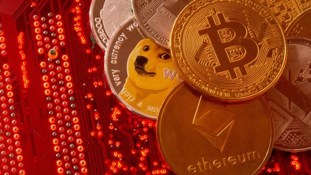 FILE PHOTO: FILE PHOTO: Representations of cryptocurrencies Bitcoin, Ethereum, DogeCoin, Ripple, Litecoin are placed on PC motherboard in this illustration taken