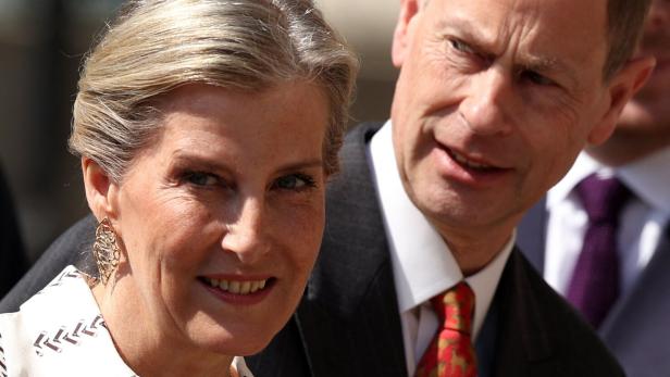 Prinz Edward und Herzogin Sophie in Nahaufnahme. Sie lächeln.