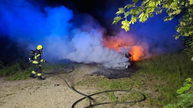 Lichterloh brennendes Auto