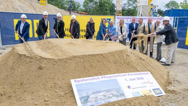 13 Personen bei einem Spatenstich