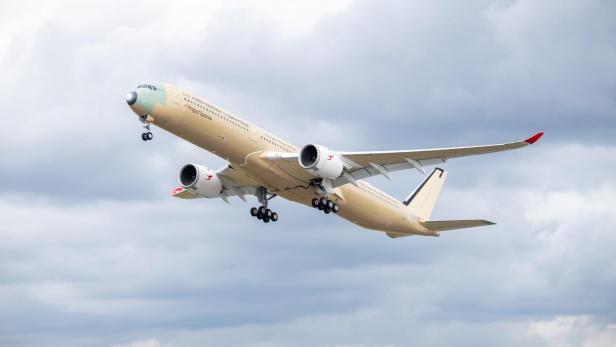 Airbus A350-1000ULR von Qantas beim Start vor bewölktem Himmel.