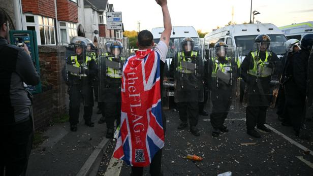 UK-Demonstrant stellt sich gegen die Einsatzkräfte