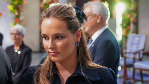 Prinzessin Ingrid Alexandra blickt nachdenklich zu Seite.