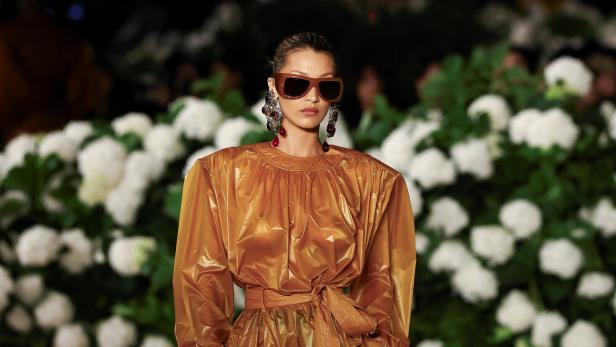 Bella Hadid bei Saint Laurent mit der Unisex-Trendbrille „Howl 902“, 410 Euro.